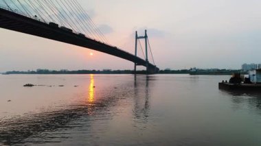 Gün batımında PrincepGhat 'tan Vidyasagar Setu' nun (İkinci Hooghly Köprüsü) manzarası gerçekten büyüleyici bir manzara olarak kabul edilir. Köprü, Kolkata 'nın büyük bir simgesi, siluetli görünüyor..