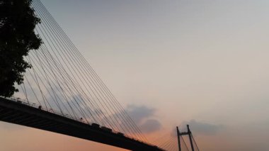 Gün batımında PrincepGhat 'tan Vidyasagar Setu' nun (İkinci Hooghly Köprüsü) manzarası gerçekten büyüleyici bir manzara olarak kabul edilir. Köprü, Kolkata 'nın büyük bir simgesi, siluetli görünüyor..