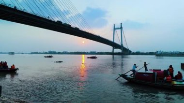 Gün batımında PrincepGhat 'tan Vidyasagar Setu' nun (İkinci Hooghly Köprüsü) manzarası gerçekten büyüleyici bir manzara olarak kabul edilir. Köprü, Kolkata 'nın büyük bir simgesi, siluetli görünüyor..
