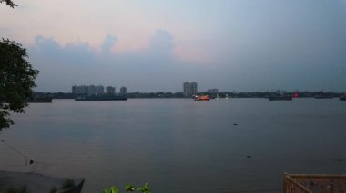 Gün batımından sonra PrincepGhat 'tan Hooghly Nehri' nin düşük ışık klibi çok dramatiktir. Kolkata, Batı Bengal.