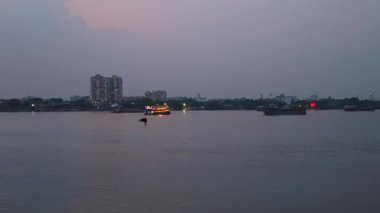 Gün batımından sonra PrincepGhat 'tan Hooghly Nehri' nin düşük ışık klibi çok dramatiktir. Kolkata, Batı Bengal.