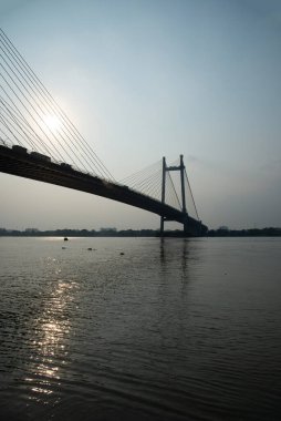 Kolkata 'daki Prinsep Ghat, Ganj Nehri kıyısındaki konumu ve Vidyasagar Setu' nun (ayrıca İkinci Hooghly Köprüsü olarak da bilinir) arka planı nedeniyle günbatımlarını izlenebilecek unutulmaz bir yerdir.).