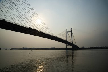 Kolkata 'daki Prinsep Ghat, Ganj Nehri kıyısındaki konumu ve Vidyasagar Setu' nun (ayrıca İkinci Hooghly Köprüsü olarak da bilinir) arka planı nedeniyle günbatımlarını izlenebilecek unutulmaz bir yerdir.).