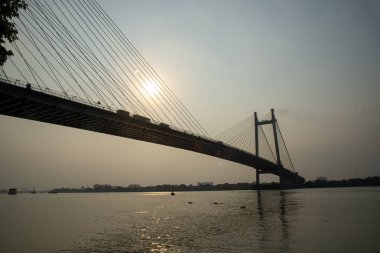 Kolkata 'daki Prinsep Ghat, Ganj Nehri kıyısındaki konumu ve Vidyasagar Setu' nun (ayrıca İkinci Hooghly Köprüsü olarak da bilinir) arka planı nedeniyle günbatımlarını izlenebilecek unutulmaz bir yerdir.).