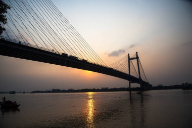 Kolkata 'daki Prinsep Ghat, Ganj Nehri kıyısındaki konumu ve Vidyasagar Setu' nun (ayrıca İkinci Hooghly Köprüsü olarak da bilinir) arka planı nedeniyle günbatımlarını izlenebilecek unutulmaz bir yerdir.).