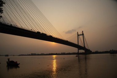 Kolkata 'daki Prinsep Ghat, Ganj Nehri kıyısındaki konumu ve Vidyasagar Setu' nun (ayrıca İkinci Hooghly Köprüsü olarak da bilinir) arka planı nedeniyle günbatımlarını izlenebilecek unutulmaz bir yerdir.).