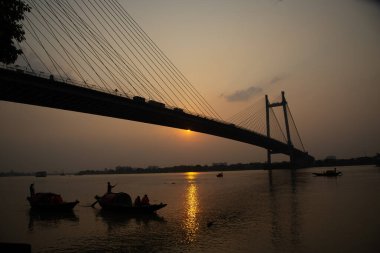 Kolkata 'daki Prinsep Ghat, Ganj Nehri kıyısındaki konumu ve Vidyasagar Setu' nun (ayrıca İkinci Hooghly Köprüsü olarak da bilinir) arka planı nedeniyle günbatımlarını izlenebilecek unutulmaz bir yerdir.).