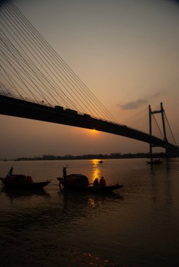 Kolkata 'daki Prinsep Ghat, Ganj Nehri kıyısındaki konumu ve Vidyasagar Setu' nun (ayrıca İkinci Hooghly Köprüsü olarak da bilinir) arka planı nedeniyle günbatımlarını izlenebilecek unutulmaz bir yerdir.).