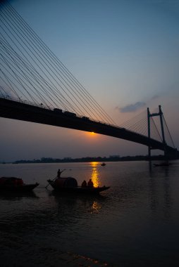 Kolkata 'daki Prinsep Ghat, Ganj Nehri kıyısındaki konumu ve Vidyasagar Setu' nun (ayrıca İkinci Hooghly Köprüsü olarak da bilinir) arka planı nedeniyle günbatımlarını izlenebilecek unutulmaz bir yerdir.).