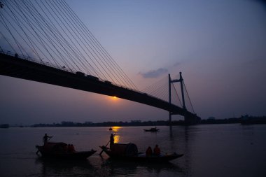 Kolkata 'daki Prinsep Ghat, Ganj Nehri kıyısındaki konumu ve Vidyasagar Setu' nun (ayrıca İkinci Hooghly Köprüsü olarak da bilinir) arka planı nedeniyle günbatımlarını izlenebilecek unutulmaz bir yerdir.).