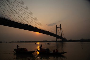 Kolkata 'daki Prinsep Ghat, Ganj Nehri kıyısındaki konumu ve Vidyasagar Setu' nun (ayrıca İkinci Hooghly Köprüsü olarak da bilinir) arka planı nedeniyle günbatımlarını izlenebilecek unutulmaz bir yerdir.).
