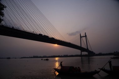 Kolkata 'daki Prinsep Ghat, Ganj Nehri kıyısındaki konumu ve Vidyasagar Setu' nun (ayrıca İkinci Hooghly Köprüsü olarak da bilinir) arka planı nedeniyle günbatımlarını izlenebilecek unutulmaz bir yerdir.).