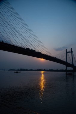 Kolkata 'daki Prinsep Ghat, Ganj Nehri kıyısındaki konumu ve Vidyasagar Setu' nun (ayrıca İkinci Hooghly Köprüsü olarak da bilinir) arka planı nedeniyle günbatımlarını izlenebilecek unutulmaz bir yerdir.).