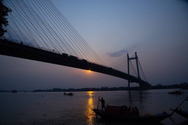 Kolkata 'daki Prinsep Ghat, Ganj Nehri kıyısındaki konumu ve Vidyasagar Setu' nun (ayrıca İkinci Hooghly Köprüsü olarak da bilinir) arka planı nedeniyle günbatımlarını izlenebilecek unutulmaz bir yerdir.).