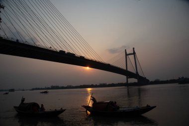 Kolkata 'daki Prinsep Ghat, Ganj Nehri kıyısındaki konumu ve Vidyasagar Setu' nun (ayrıca İkinci Hooghly Köprüsü olarak da bilinir) arka planı nedeniyle günbatımlarını izlenebilecek unutulmaz bir yerdir.).
