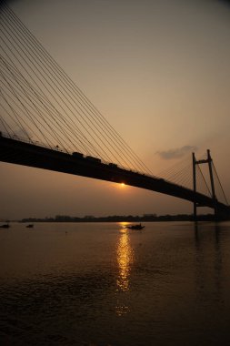 Kolkata 'daki Prinsep Ghat, Ganj Nehri kıyısındaki konumu ve Vidyasagar Setu' nun (ayrıca İkinci Hooghly Köprüsü olarak da bilinir) arka planı nedeniyle günbatımlarını izlenebilecek unutulmaz bir yerdir.).
