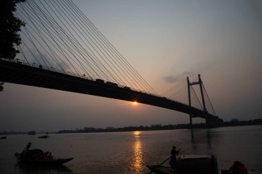 Kolkata 'daki Prinsep Ghat, Ganj Nehri kıyısındaki konumu ve Vidyasagar Setu' nun (ayrıca İkinci Hooghly Köprüsü olarak da bilinir) arka planı nedeniyle günbatımlarını izlenebilecek unutulmaz bir yerdir.).