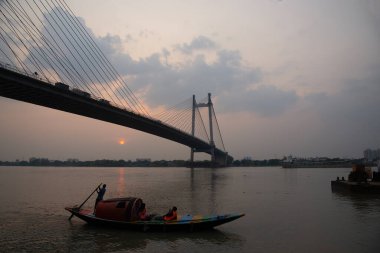 Kolkata 'daki Prinsep Ghat, Ganj Nehri kıyısındaki konumu ve Vidyasagar Setu' nun (ayrıca İkinci Hooghly Köprüsü olarak da bilinir) arka planı nedeniyle günbatımlarını izlenebilecek unutulmaz bir yerdir.).