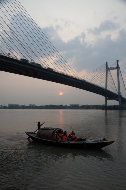 Kolkata 'daki Prinsep Ghat, Ganj Nehri kıyısındaki konumu ve Vidyasagar Setu' nun (ayrıca İkinci Hooghly Köprüsü olarak da bilinir) arka planı nedeniyle günbatımlarını izlenebilecek unutulmaz bir yerdir.).