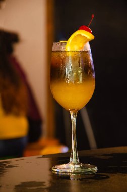 Aperol Spritz Aperitivo yaz kokteyli. Orijinal bardakta, tahta masa arkasında portakallar var. Yiyecek ve içecek fotoğrafçılığı