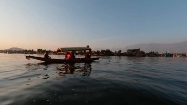 Kashmir 'deki Dal Gölü Srinagar' da gün batımında