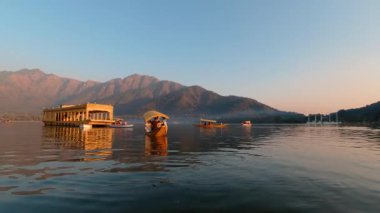 Kashmir 'deki Dal Gölü Srinagar' da gün batımında