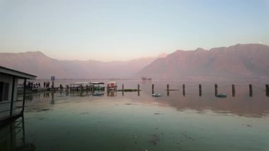 Kashmir 'deki Dal Gölü Srinagar' da gün batımında