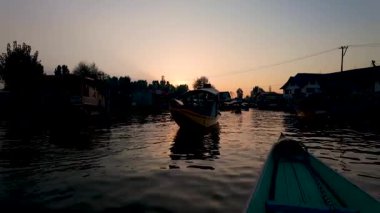 Kashmir 'deki Dal Gölü Srinagar' da gün batımında