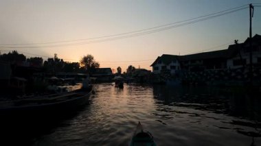 Kashmir 'deki Dal Gölü Srinagar' da gün batımında