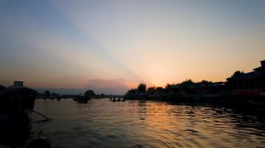 Kashmir 'deki Dal Gölü Srinagar' da gün batımında