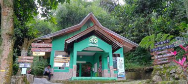  Karawang 'da popüler olan Cigentis şelalesi eko-şelalesinin girişi: 5 Mart 2023