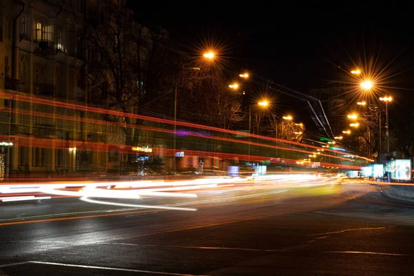 Geceleri şehrin caddelerinde trafik ışıkları yanar. Uzun pozlama 