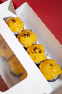 Üzerinde peynir olan suşi rulosu.