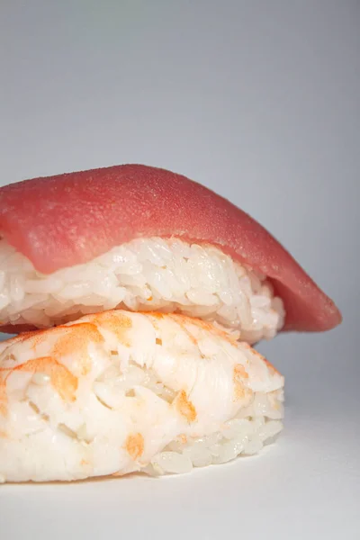 マグロとエビの海鮮握り寿司 — ストック写真