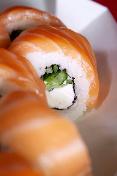 Rolo Sushi Salmão Com Pepino Filadélfia Caixa Branca — Fotografia de Stock