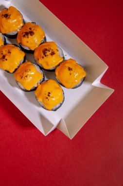 Üstünde peynir olan bir kutu suşi.