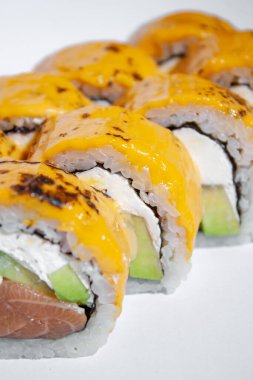 Somon avokado philadelphia suşi rulo peynirli