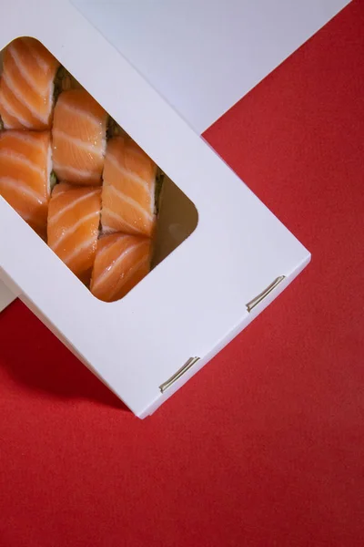 白い箱の中にキュウリとフィラデルフィアで鮭の寿司ロール — ストック写真