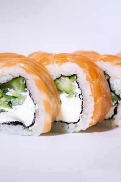 Lax Sushi Rulle Med Gurka Och Philadelphia Vit Bakgrund — Stockfoto