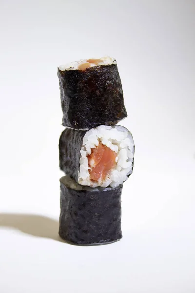 Thon Sushi Maki Sur Fond Blanc — Photo