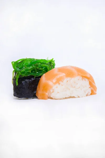 Chuka Gunkan Salmon Nigiri — стокове фото