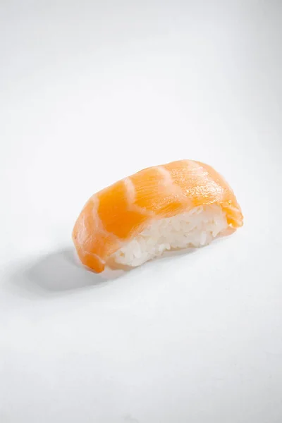 Deliziosi Nigiri Salmone Sfondo Bianco — Foto Stock
