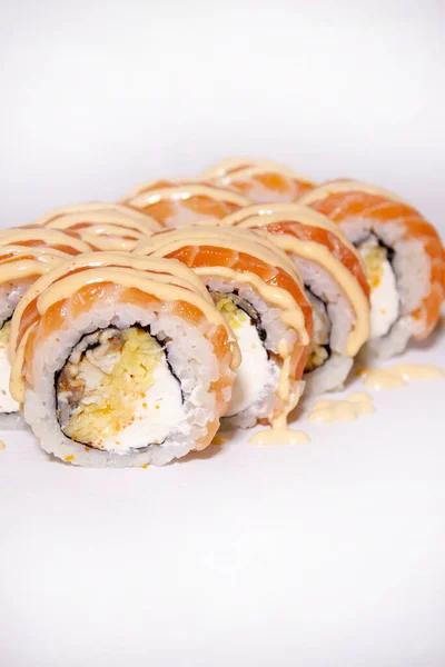 Lososí Mango Úhoř Sushi Roll — Stock fotografie