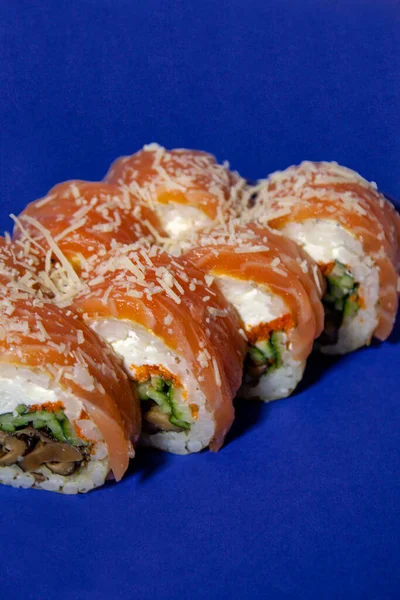 Lax Sushi Rulle Med Svamp Gurka Och Parmesan — Stockfoto