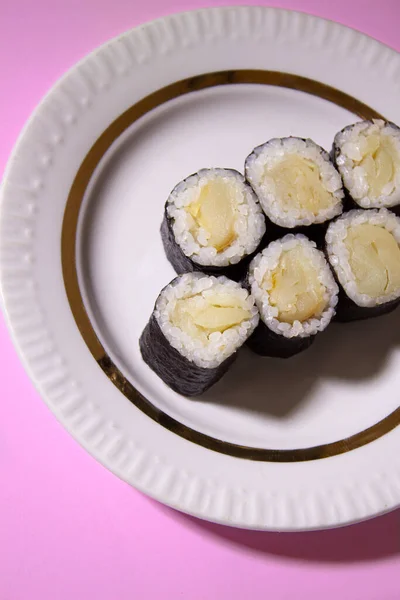 Lohen Mangoankerias Sushi Roll — kuvapankkivalokuva