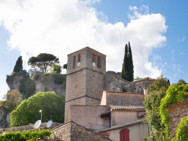 Fransa 'nın güneyindeki Moureze köyündeki kilise kulesinin alçak açılı görüntüsü.