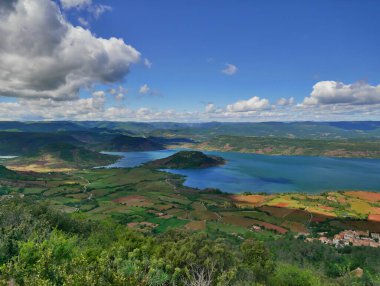 Fransa 'nın güneyindeki Salagou Gölü ve tarım arazilerinin güzel bir görüntüsü.