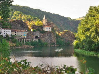 Fransa 'nın güneyindeki Ambialet köyünün güzel bir manzarası.