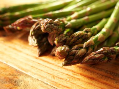 Mutfaktaki ahşap masada olgun kuşkonmazın yakın çekimi.