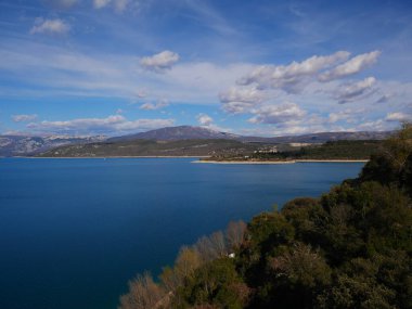 Güneydoğu Fransa 'da Gorges du Verdon yakınlarında dağlarla çevrili güzel bir göl manzarası.